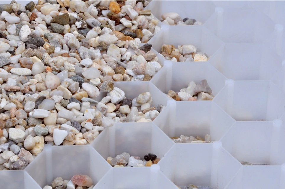 podjazd do garażu z kraty.webp